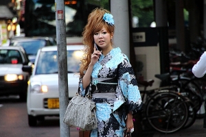 7_kimono v dnešní módě, momentka z japonské ulice_foto archiv_repro zdarma